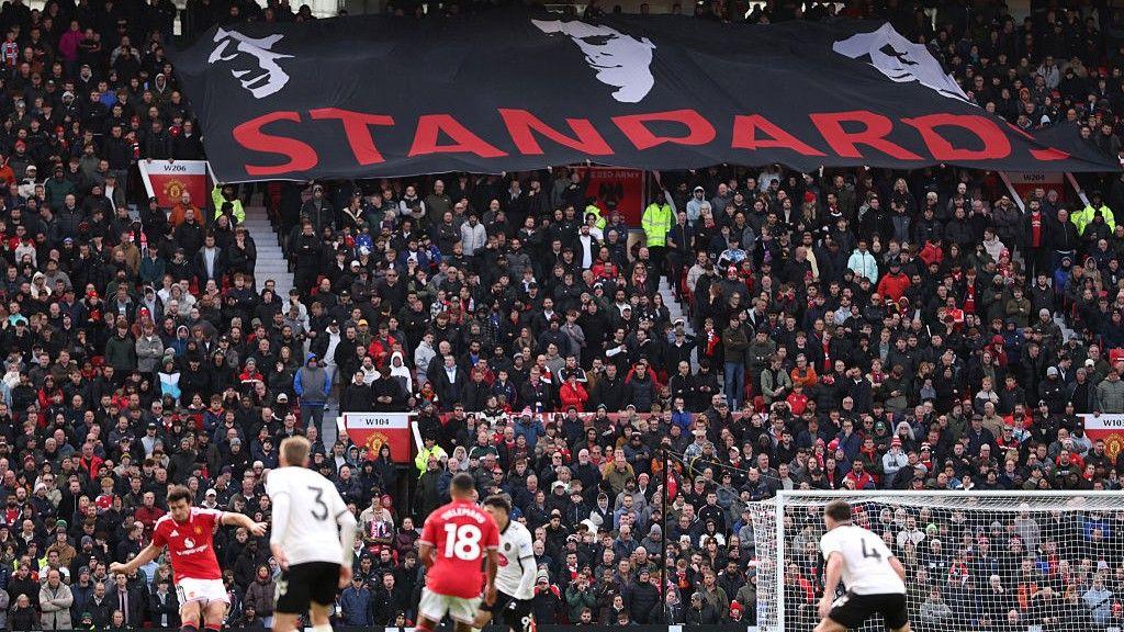 End approaching for Carrick but Man Utd fans make clear who they blame