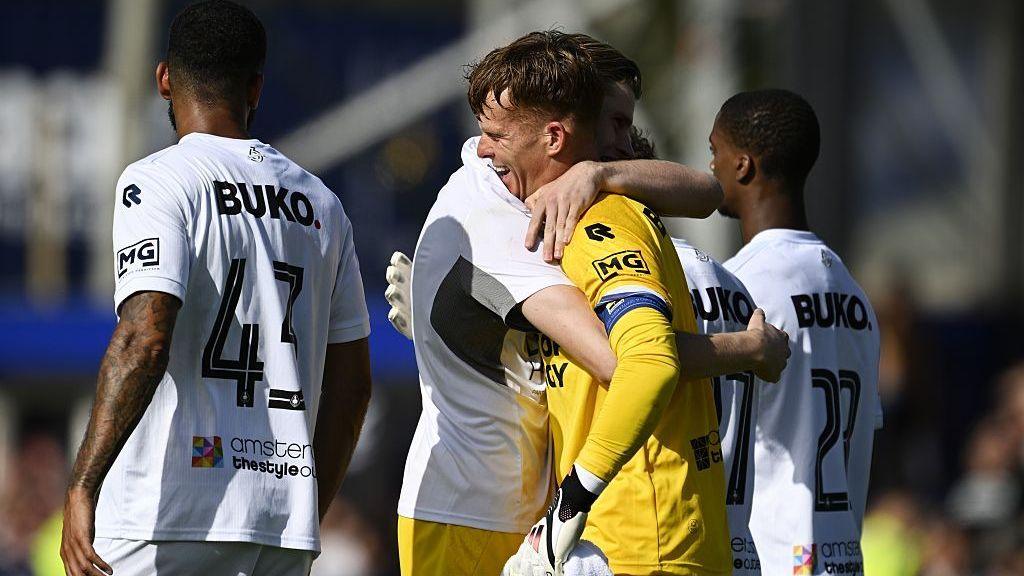 Goalkeeper Koeman Jr scores twice in Eredivisie match