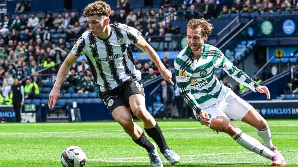 Manchester Utd midfielder Devaney joins Hibs on loan