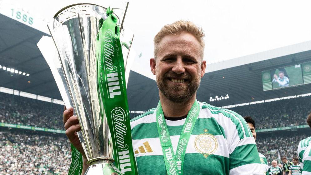 Schmeichel retires because of serious shoulder injury